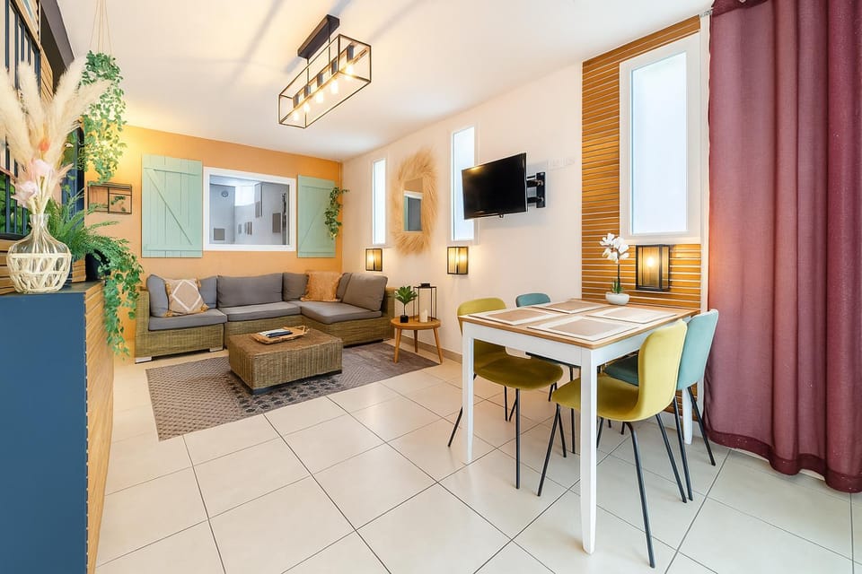 Communal lounge/ TV room, Living room, Seating area