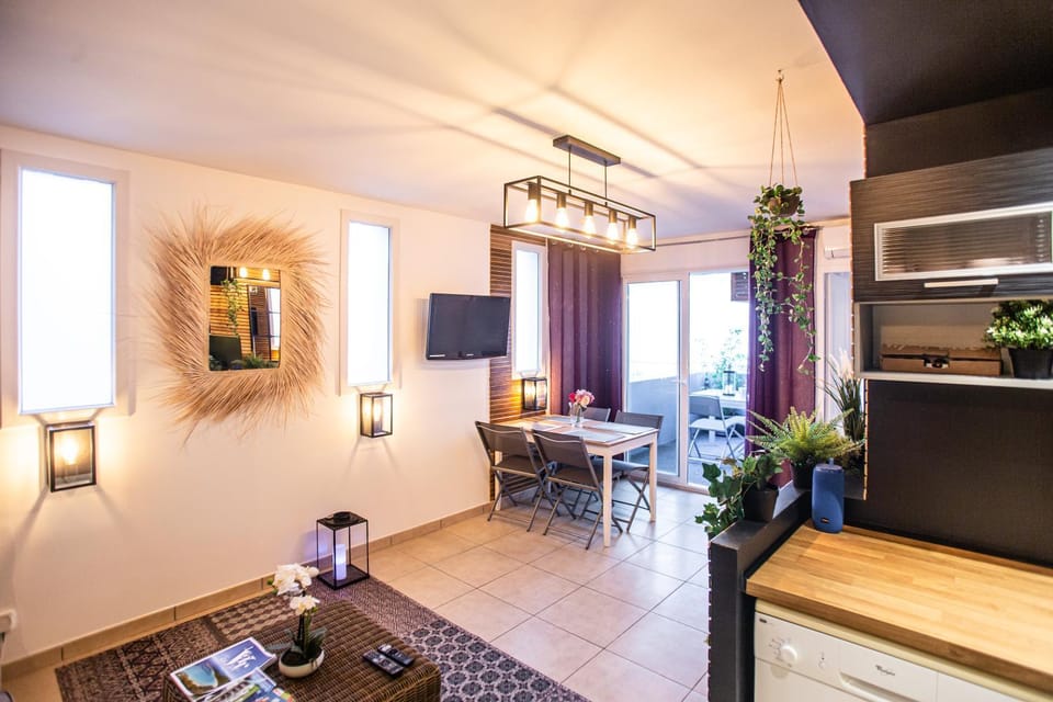 Communal lounge/ TV room, Kitchen or kitchenette, Living room, Dining area