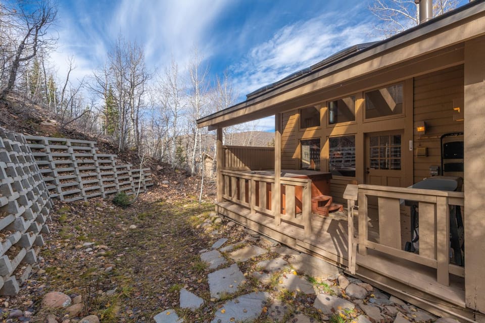 Walk to Skiing at Deer Valley, Private Hot Tub, Wood Burning Fireplace, Mountain Views House in Park City