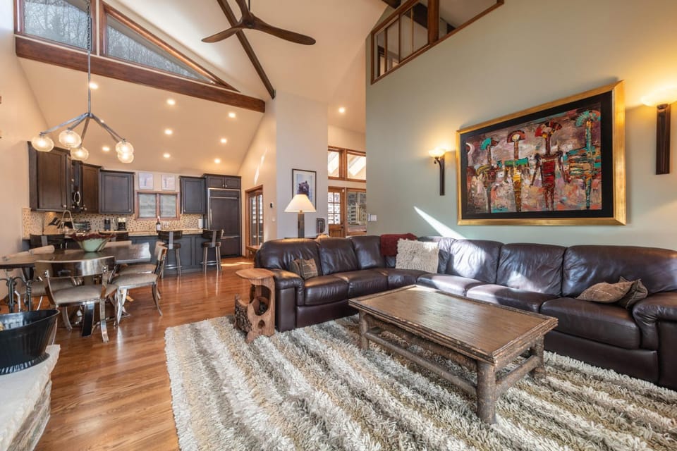Walk to Skiing at Deer Valley, Private Hot Tub, Wood Burning Fireplace, Mountain Views House in Park City
