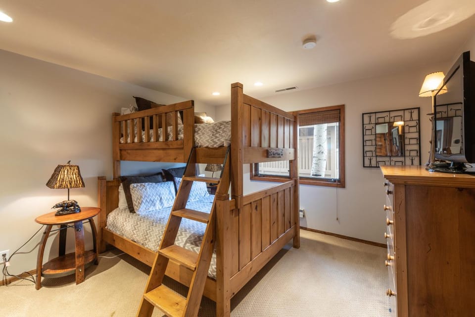Walk to Skiing at Deer Valley, Private Hot Tub, Wood Burning Fireplace, Mountain Views House in Park City