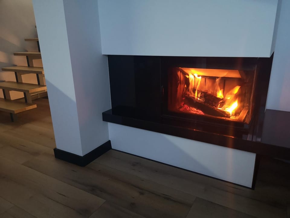 Communal lounge/ TV room, TV and multimedia, fireplace
