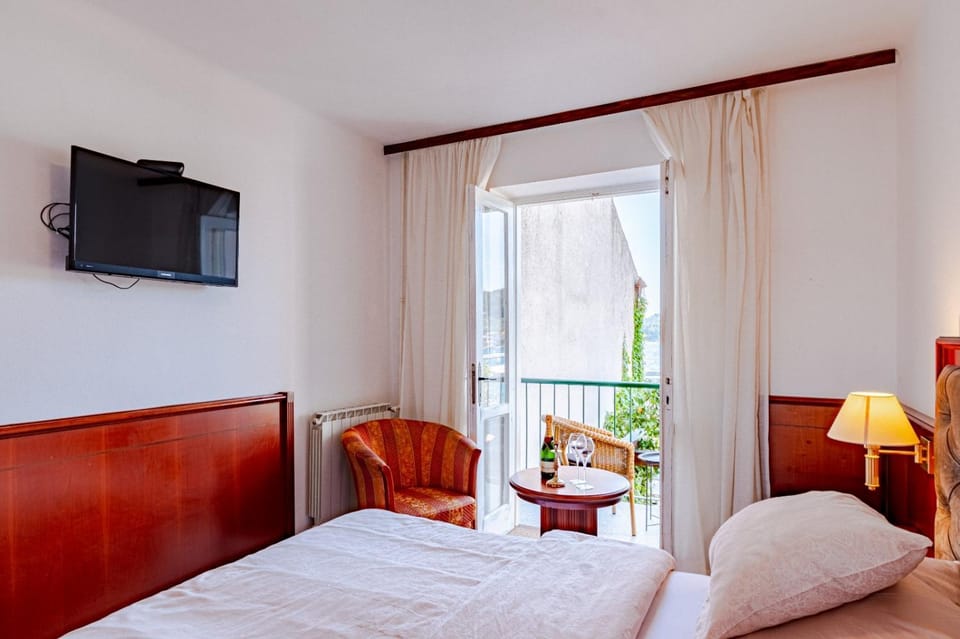 Bed, TV and multimedia, Bedroom