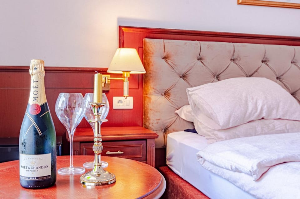 Bed, Bedroom, Drinks