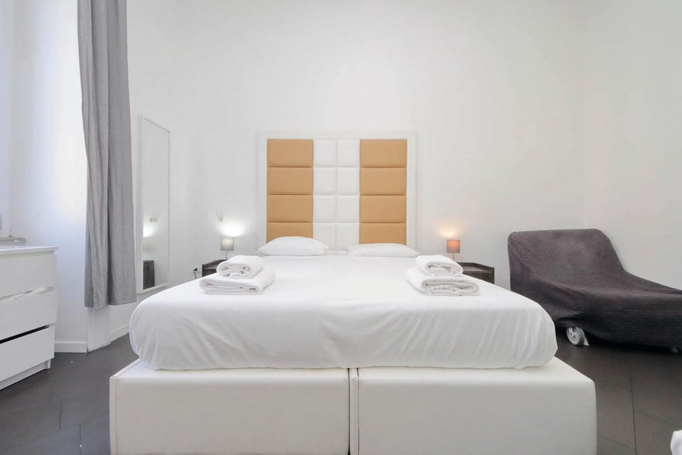 Bed, Living room, Photo of the whole room, Seating area, Bedroom