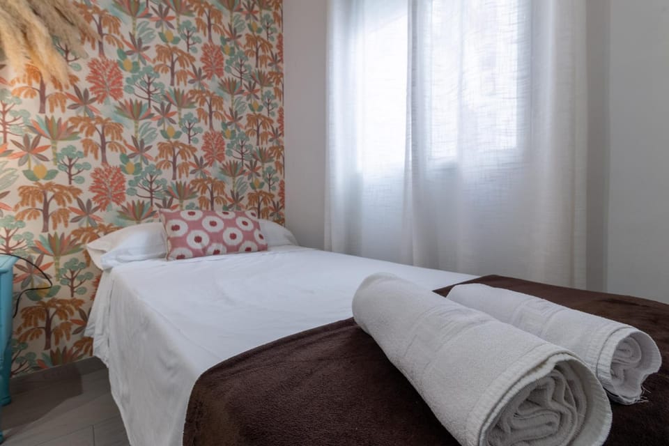 Bed, Photo of the whole room, Bedroom, heating, towels, air conditioner