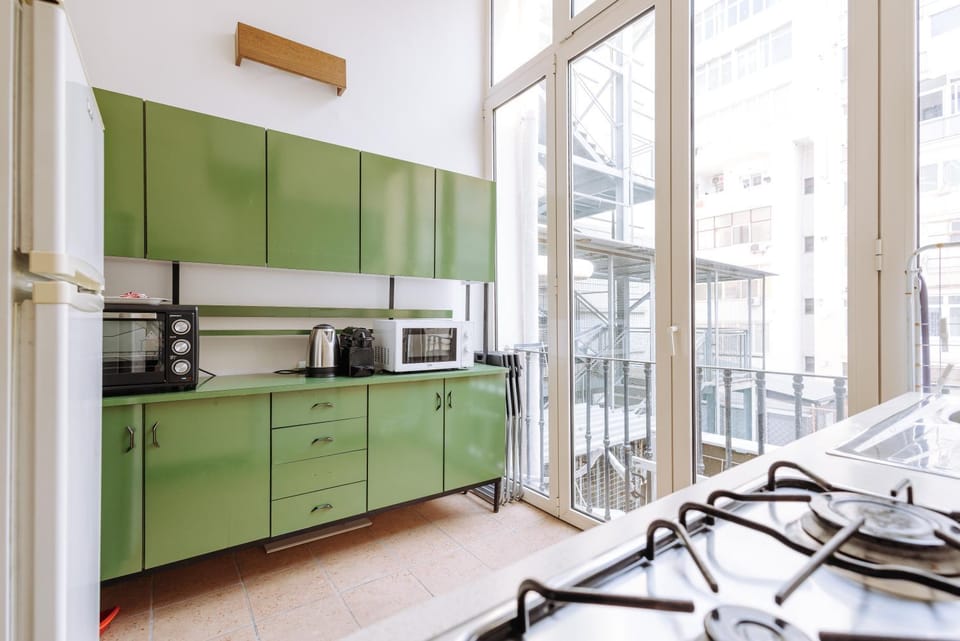 Coffee/tea facilities, Kitchen or kitchenette, microwave, oven, stove