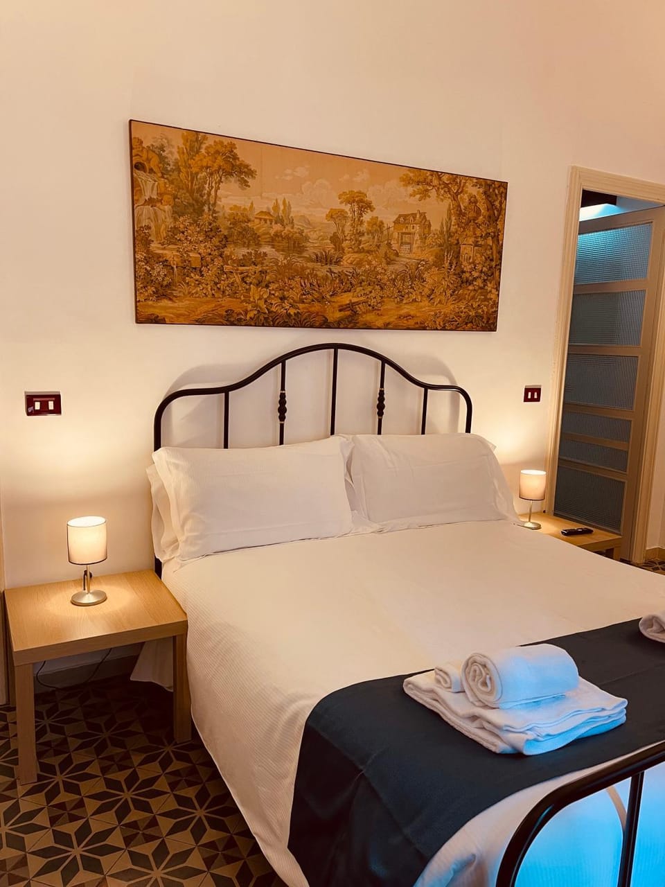 Bed, Photo of the whole room, Bedroom, towels