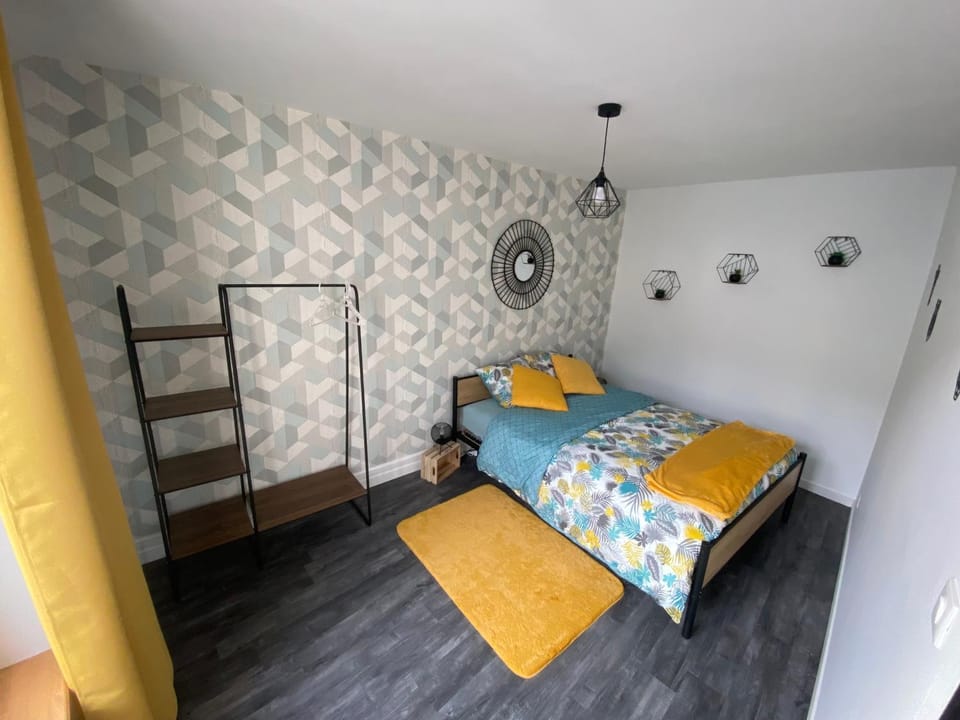 Photo of the whole room, Bedroom
