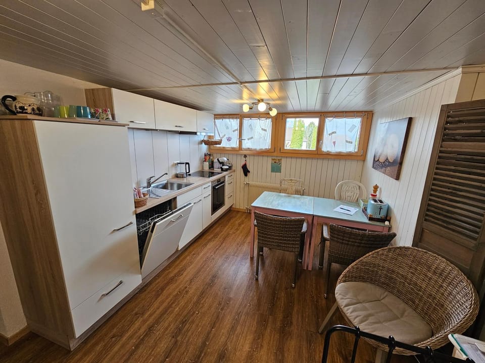 Coffee/tea facilities, Kitchen or kitchenette, dishwasher, oven, stove, toaster
