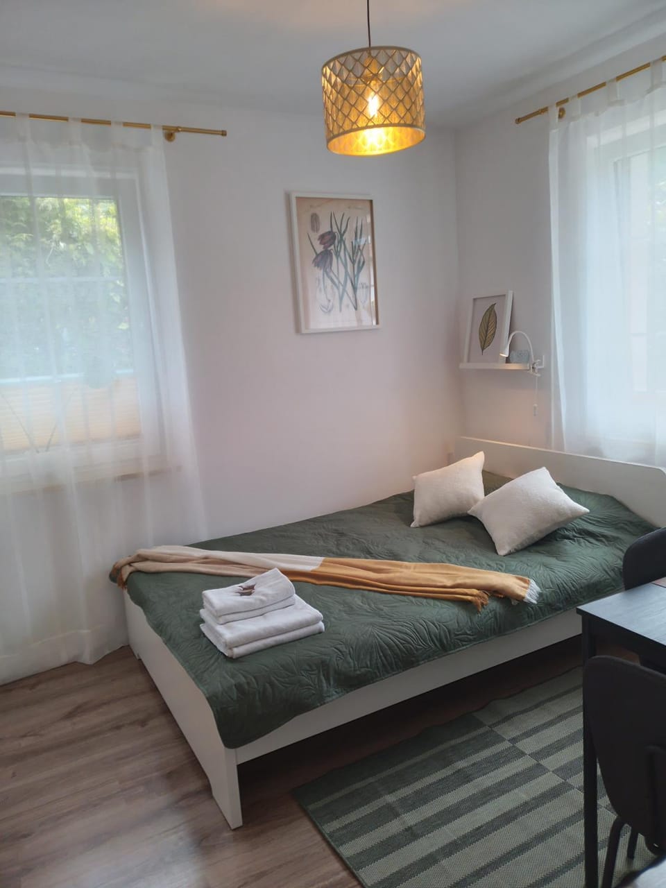 Bed, Photo of the whole room, Bedroom, towels