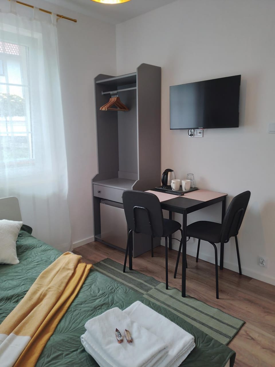 Bed, TV and multimedia, Photo of the whole room, Dining area, Bedroom