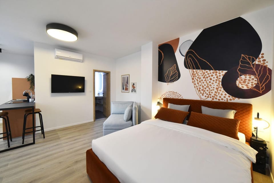 Bed, TV and multimedia, Photo of the whole room, Bedroom