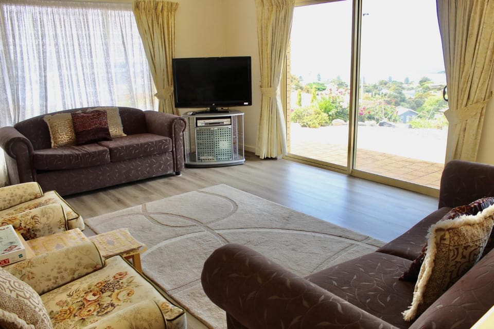TV and multimedia, Living room, Seating area, Evening entertainment