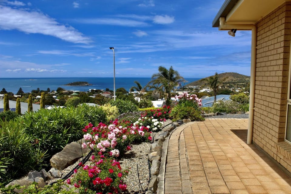Seating area, Dining area, Sea view