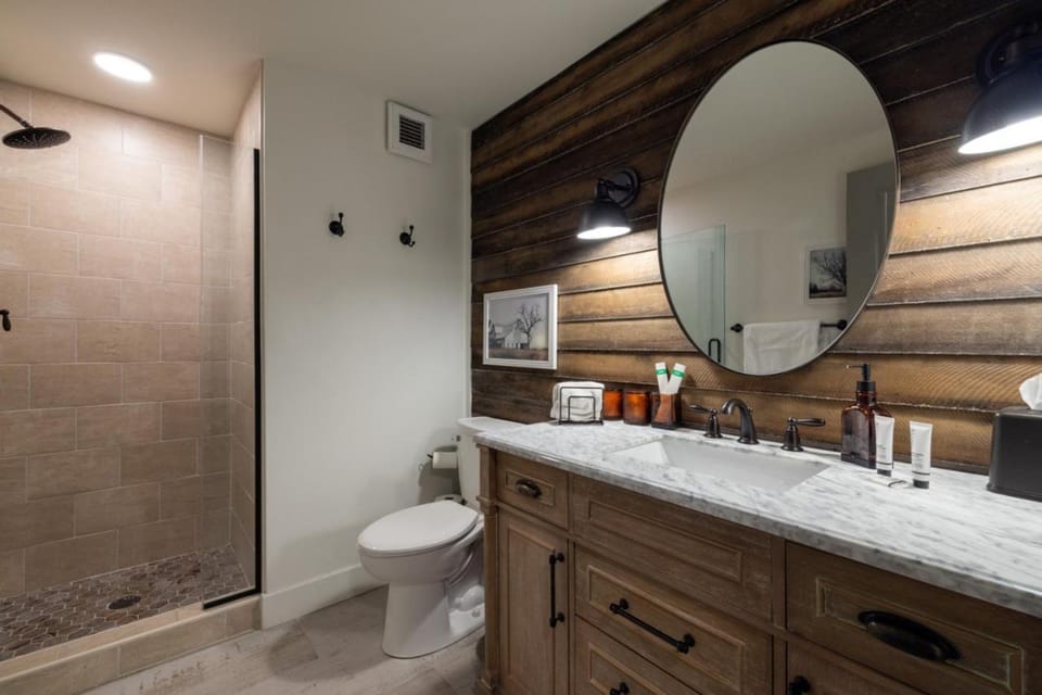 Main Street Farmhouse City Retreat by Hollyhock Apartment in Jefferson County