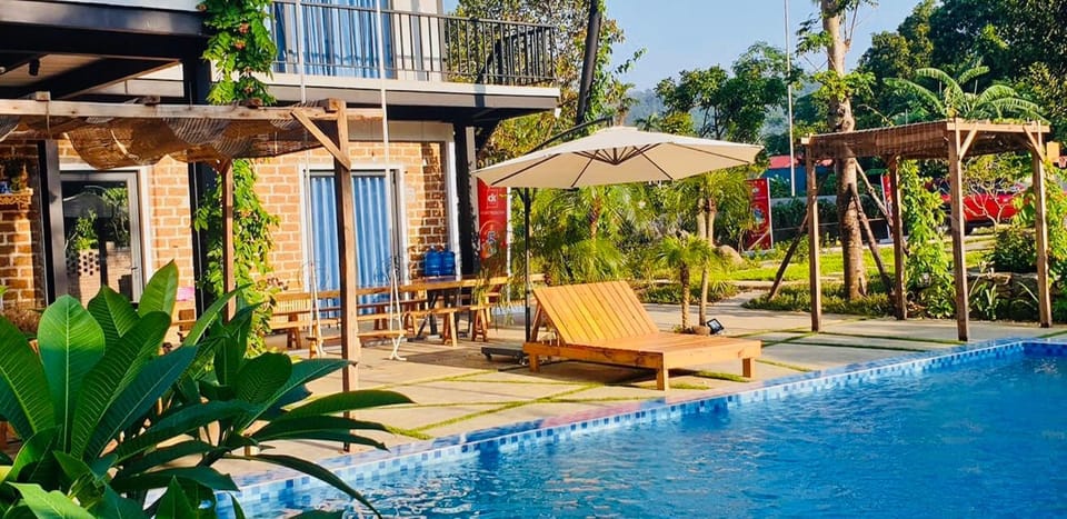 Garden, Area and facilities, Swimming pool