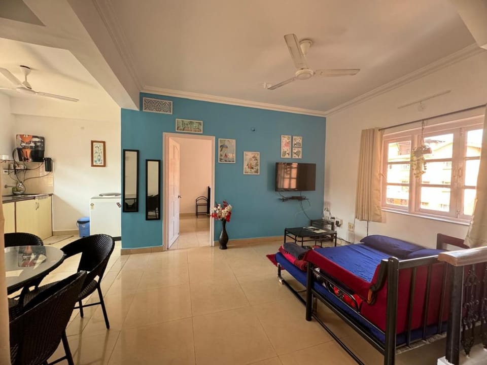 TV and multimedia, Living room, Photo of the whole room, Seating area, Dining area
