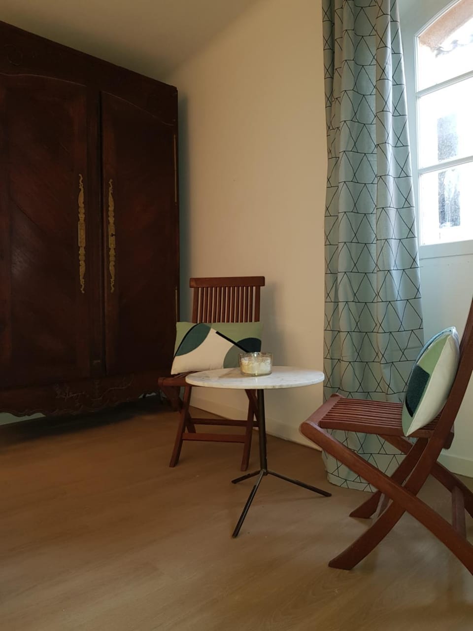 Seating area, Bedroom, storage