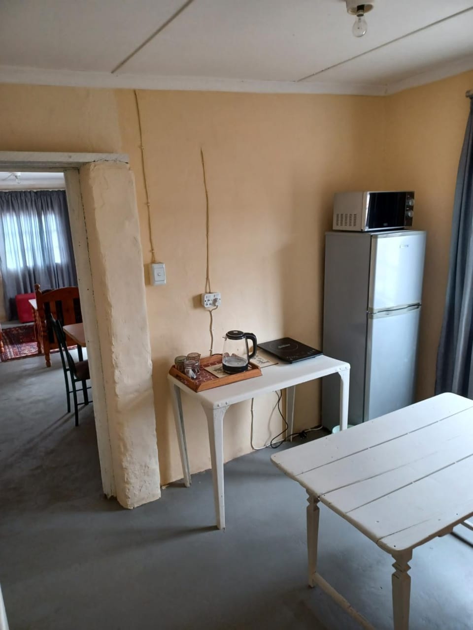 Kitchen or kitchenette, minibar, stove