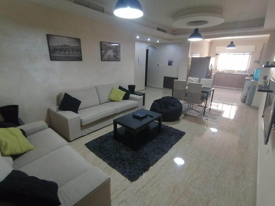 TV and multimedia, Kitchen or kitchenette, Living room, Seating area