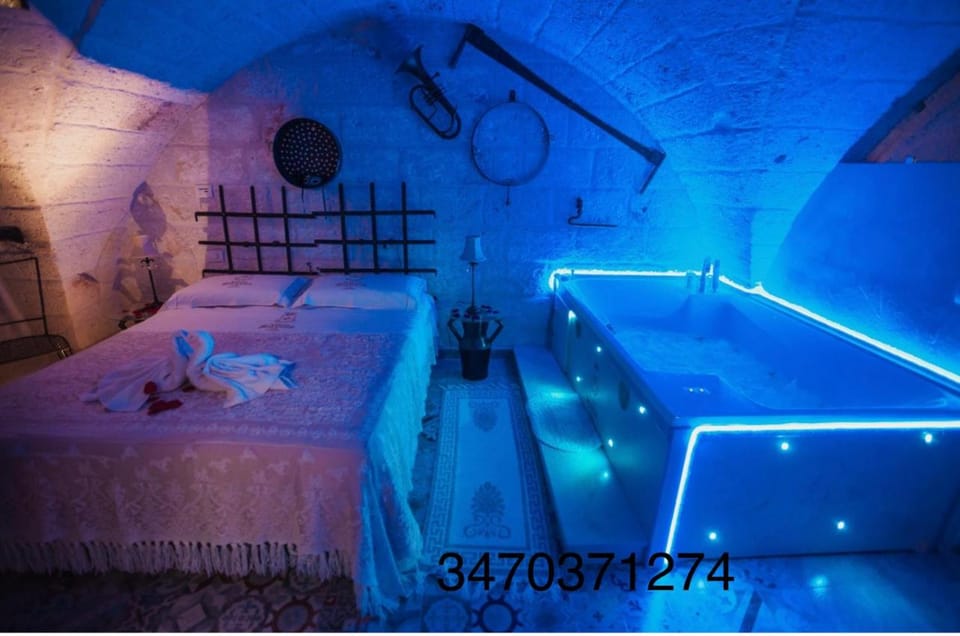 Bed, Hot Tub, Bedroom, Breakfast, Bath