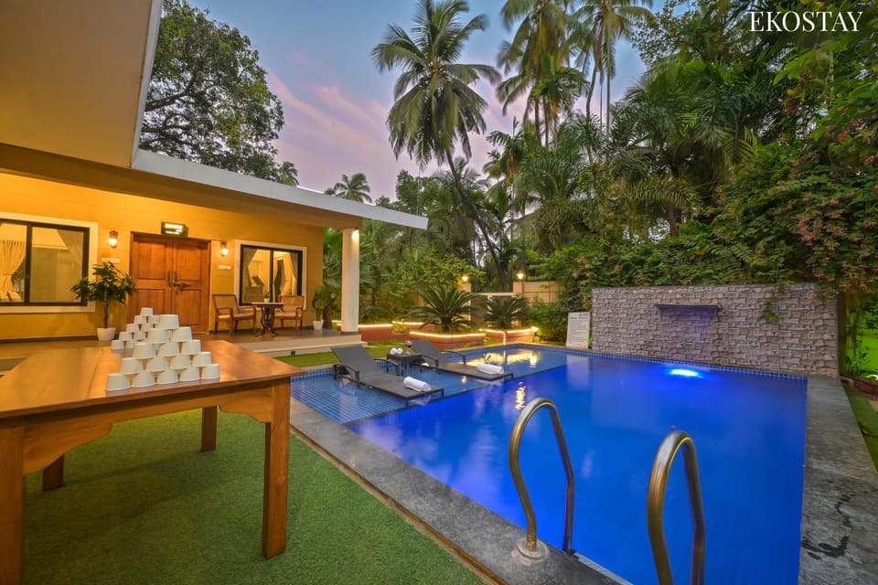 Property building, Patio, Day, Natural landscape, Garden, Garden view, Pool view, Swimming pool, Sunrise, Sunset, sunbed