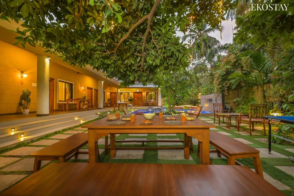 Patio, Day, Garden, Food and drinks, Seating area, Dining area, Garden view