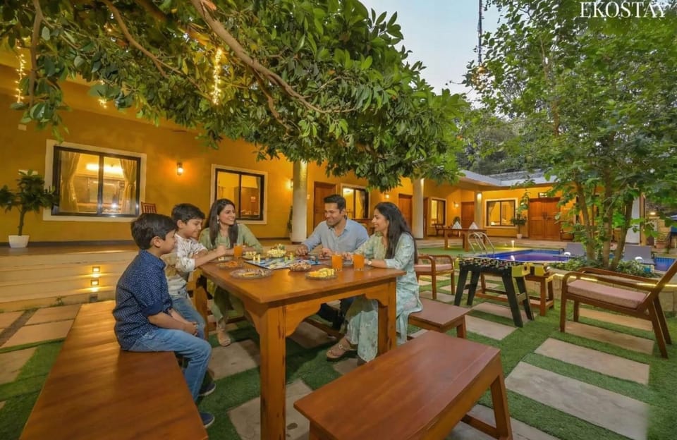 People, Garden, Food and drinks, Seating area, Dining area, Food, Guests, Garden view, children, group of guests, Family