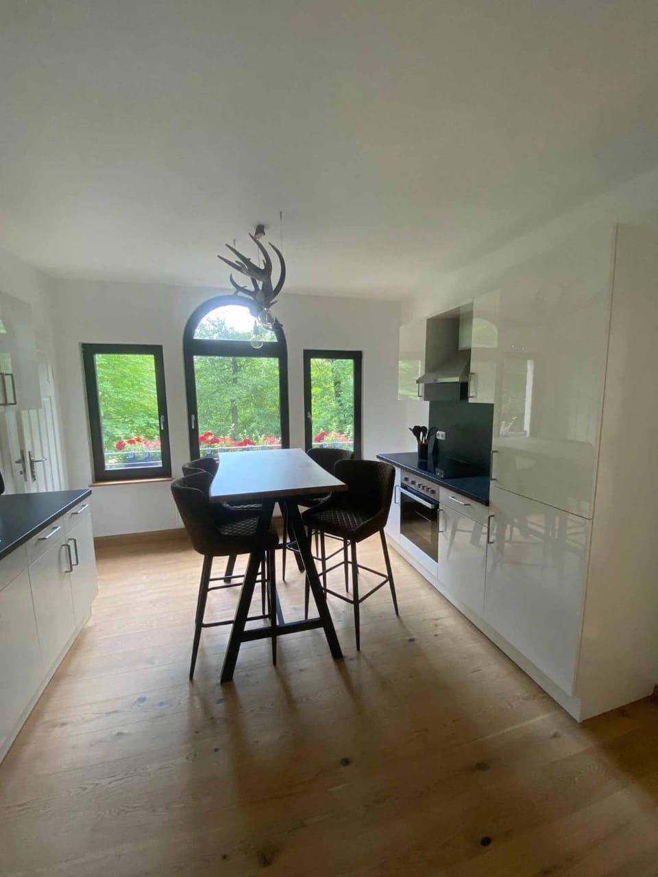 Kitchen or kitchenette, Seating area, Dining area