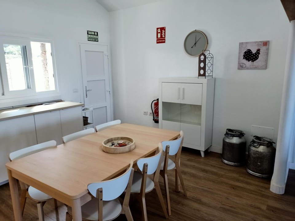 Dining area, kitchen