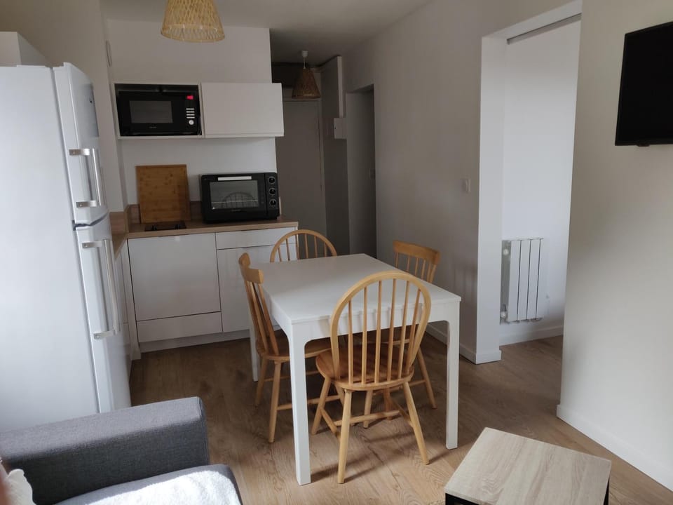 Kitchen or kitchenette, Dining area