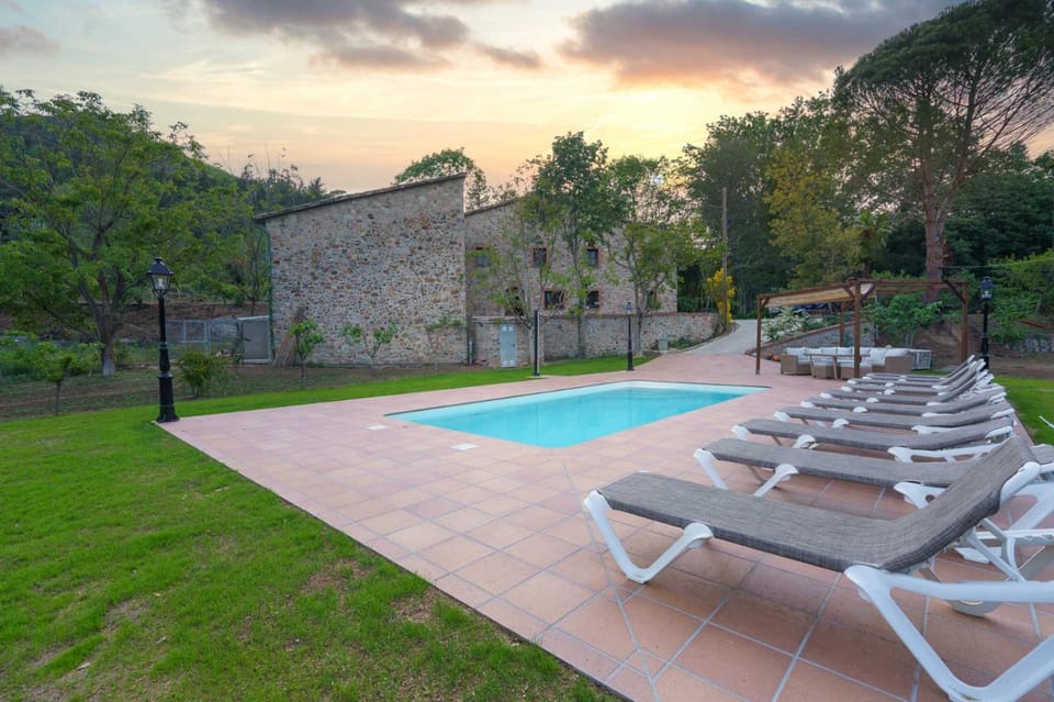 Property building, Patio, Spring, Day, Natural landscape, Garden, Garden view, Pool view, Swimming pool, sunbed