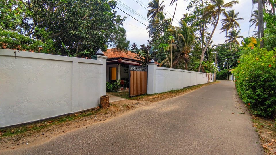 Beach House Madiha Bed and Breakfast in Southern Province