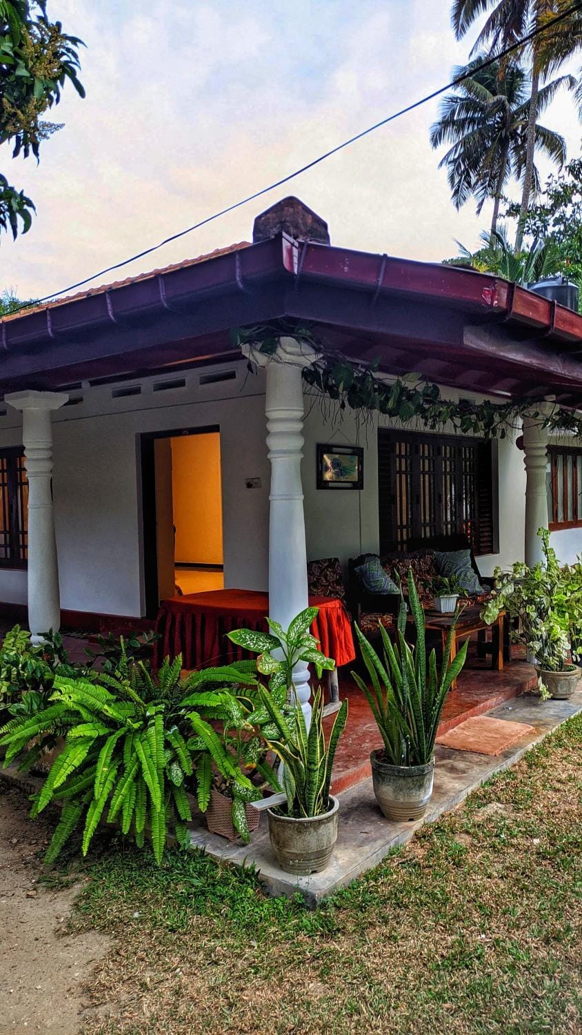 Beach House Madiha Bed and Breakfast in Southern Province