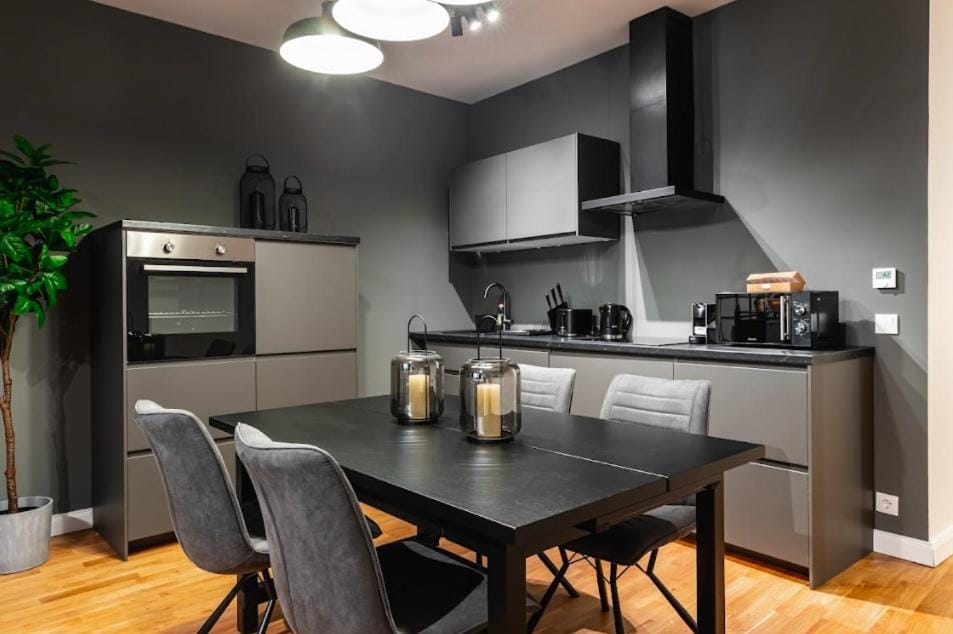 Kitchen or kitchenette, Dining area