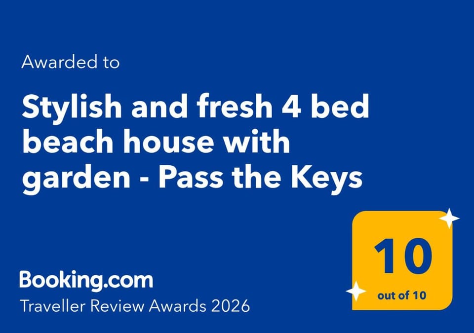 Stylish and fresh 4 bed beach house with garden - Pass the Keys House in West Wittering