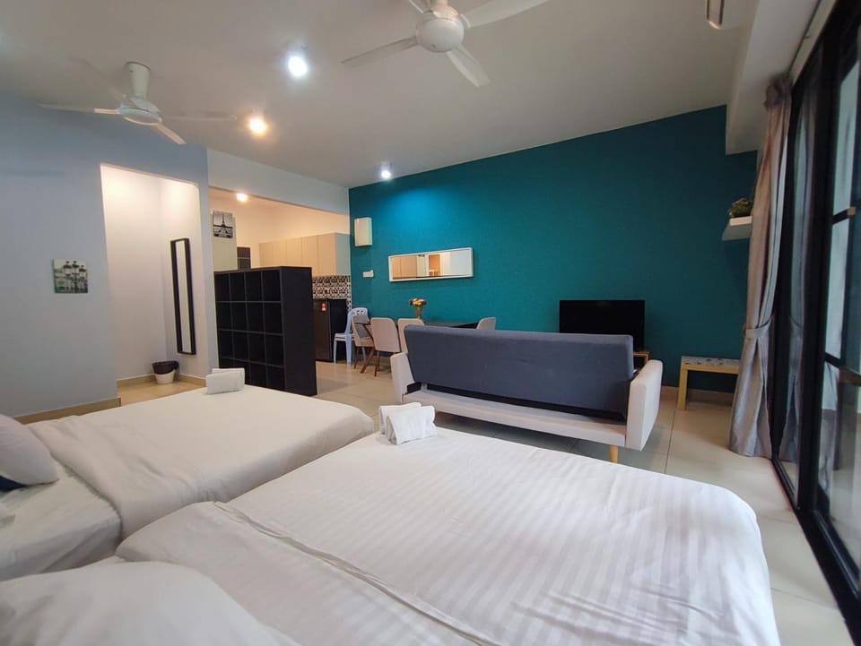 Bed, TV and multimedia, Living room, Photo of the whole room, Seating area, Bedroom, air conditioner