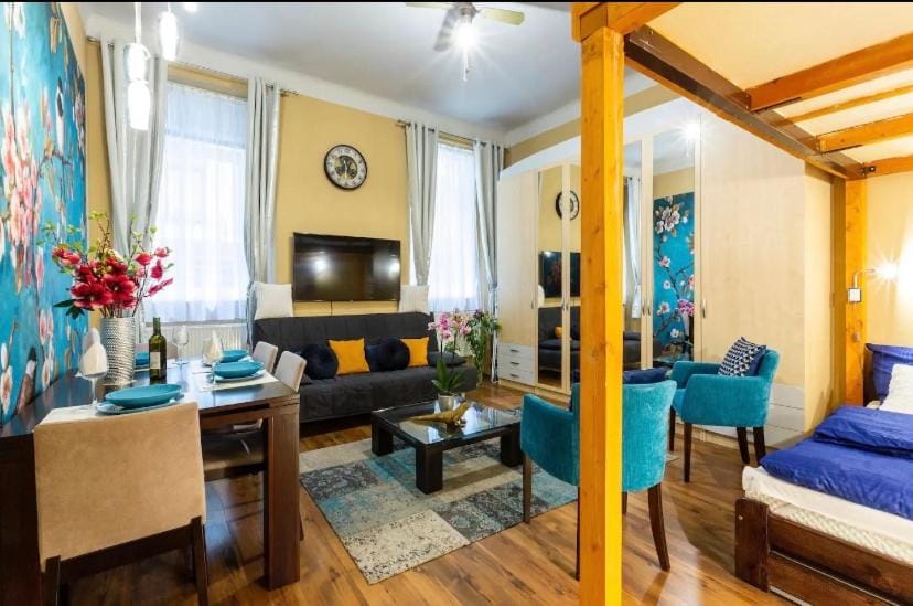Cherry Blossom Designer Apartment in the Center With Free Parking Apartment in Budapest