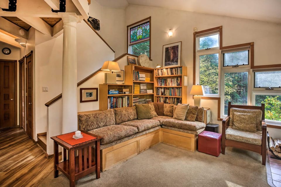 Enchanting Escape with Hot Tub, Decks and Views! House in McKenzie River