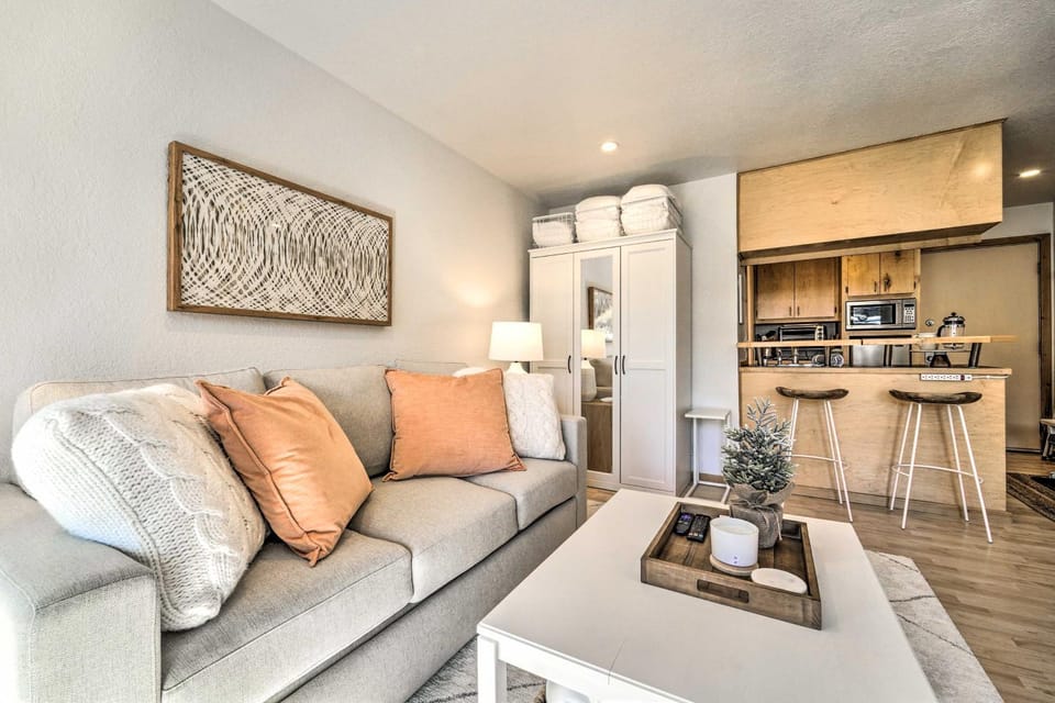 Walk to Ski Resort: Tahoe Donner Studio w/ Balcony Apartment in Truckee