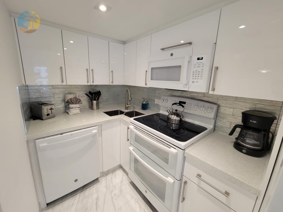 Deluxe Beach Resort - HORA RENTALS Apartment in Miami Beach