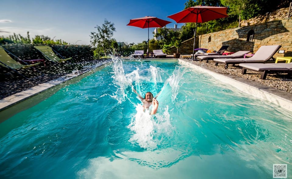 Day, Swimming pool, young children
