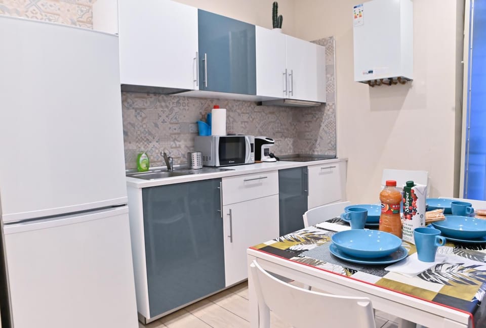Coffee/tea facilities, Kitchen or kitchenette, Food and drinks, Food, dishwasher, minibar