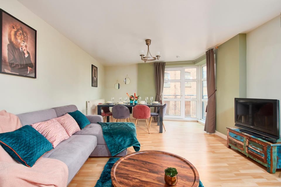 Property building, TV and multimedia, Balcony/Terrace, Living room, Dining area