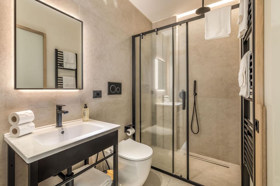 Shower, Toilet, Bathroom, towels