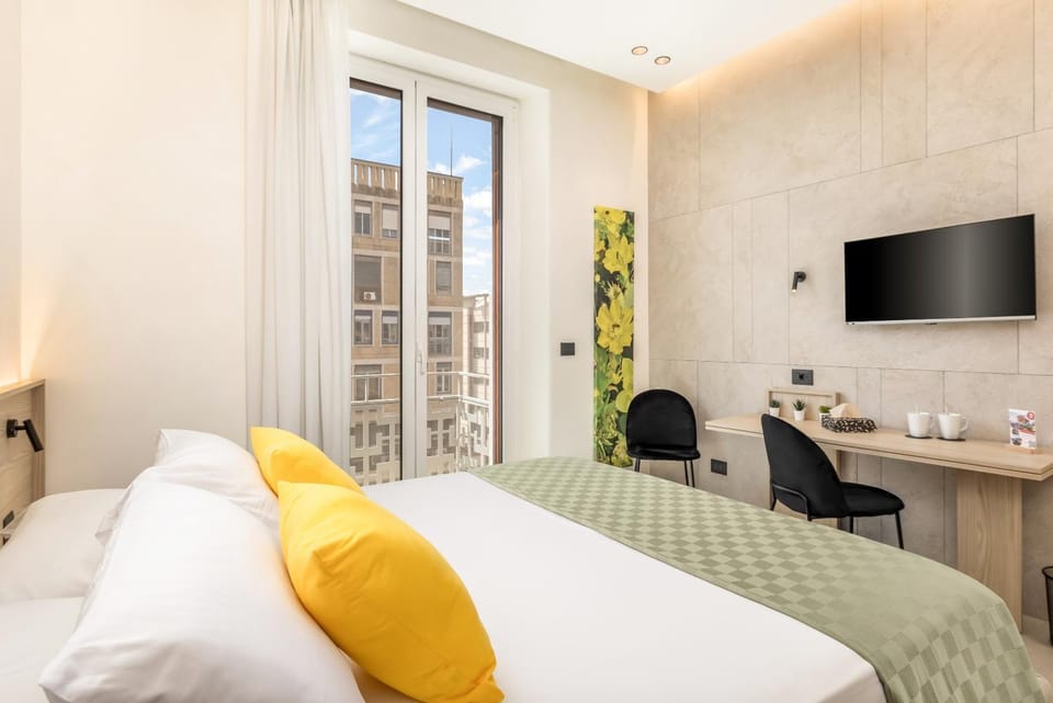 Bed, TV and multimedia, Photo of the whole room, Bedroom