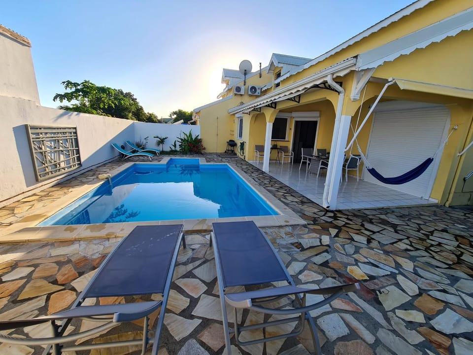 Patio, Swimming pool, sunbed
