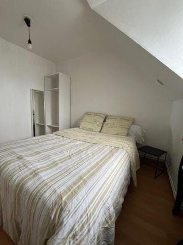 Chambre Guestroom Vacation rental in Île-de-France