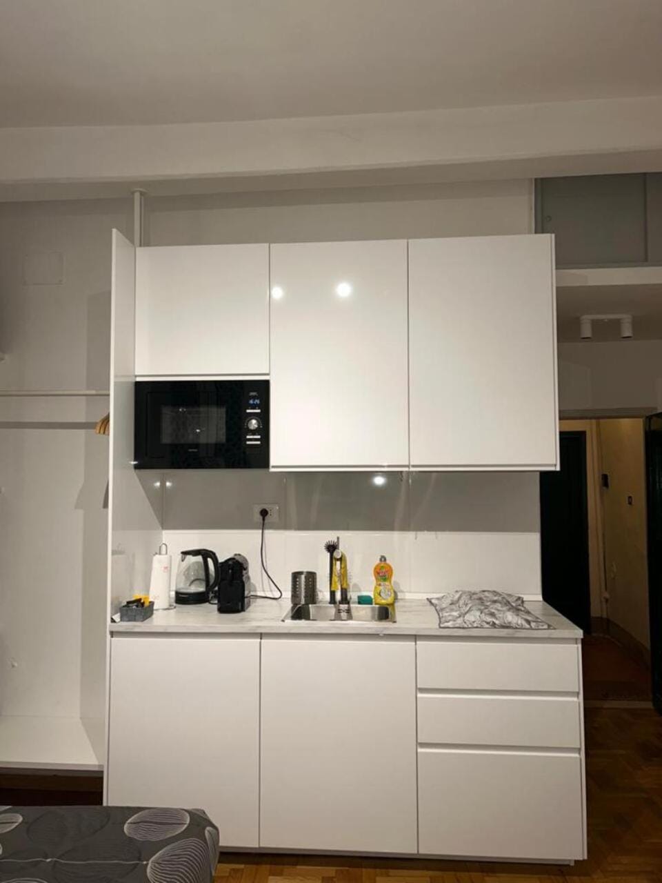 Kitchen or kitchenette, minibar, stove